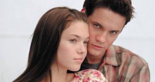 Uzaktaki Anılar, özgün adıyla A Walk to Remember, 2002 yılında sinemaseverlerle buluşan ve yıllar içinde gençlik romantizminin en bilinen yapımlarından biri haline gelen etkileyici bir dram filmidir. Yönetmenliğini Adam Shankman'ın üstlendiği film, Nicholas Sparks'ın 1999 tarihli aynı adlı romanından sinemaya uyarlanmıştır.