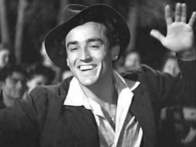 İtalyan sinemasının uluslararası alanda tanınan en güçlü oyuncularından biri olan Vittorio Gassman, yarım asrı aşan sanat kariyeri boyunca tiyatrodan sinemaya uzanan etkileyici bir miras bıraktı. Güçlü sesi, etkileyici fiziği, sahne hakimiyeti ve karakter yaratmadaki olağanüstü becerisiyle öne çıkan Gassman, kariyerinin farklı dönemlerinde dram, komedi, savaş filmi ve toplumsal sinema gibi birbirinden farklı türlerde rol aldı.