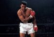 2001 yapımı Ali, yalnızca bir boksörün şampiyonluk hikâyesini anlatan klasik bir spor filmi değil; kimlik, inanç, özgürlük, siyaset, medya ve kişisel mücadele kavramlarını Muhammed Ali'nin hayatı üzerinden ele alan kapsamlı bir biyografik dramdır. Yönetmenliğini Michael Mann'in yaptığı filmde, dünya spor tarihinin en önemli figürlerinden Muhammed Ali'yi Will Smith canlandırır.