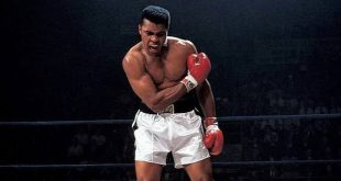 2001 yapımı Ali, yalnızca bir boksörün şampiyonluk hikâyesini anlatan klasik bir spor filmi değil; kimlik, inanç, özgürlük, siyaset, medya ve kişisel mücadele kavramlarını Muhammed Ali'nin hayatı üzerinden ele alan kapsamlı bir biyografik dramdır. Yönetmenliğini Michael Mann'in yaptığı filmde, dünya spor tarihinin en önemli figürlerinden Muhammed Ali'yi Will Smith canlandırır.