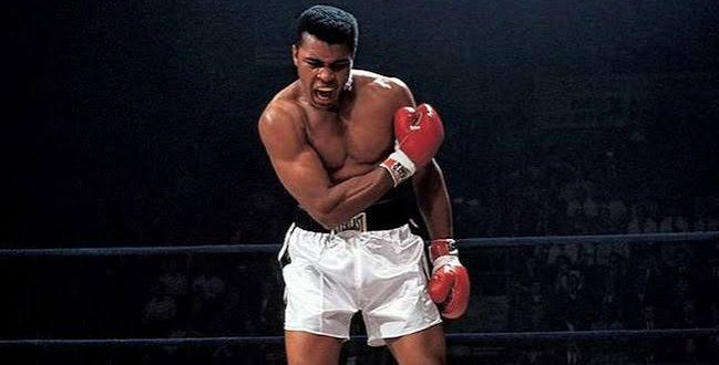 2001 yapımı Ali, yalnızca bir boksörün şampiyonluk hikâyesini anlatan klasik bir spor filmi değil; kimlik, inanç, özgürlük, siyaset, medya ve kişisel mücadele kavramlarını Muhammed Ali'nin hayatı üzerinden ele alan kapsamlı bir biyografik dramdır. Yönetmenliğini Michael Mann'in yaptığı filmde, dünya spor tarihinin en önemli figürlerinden Muhammed Ali'yi Will Smith canlandırır.