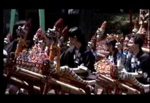 Geinoh Yamashirogumi, Japonya'nın müzik ve performans kültüründe kendine özgü bir konuma sahip olan deneysel bir sanat topluluğudur. Geleneksel bir müzik grubundan çok daha geniş bir yapıya sahip olan Geinoh Yamashirogumi; koro müziği, dünya müzikleri, geleneksel Asya müzikleri, elektronik sesler, deneysel kompozisyon ve kültürel araştırmaları aynı çatı altında buluşturur.