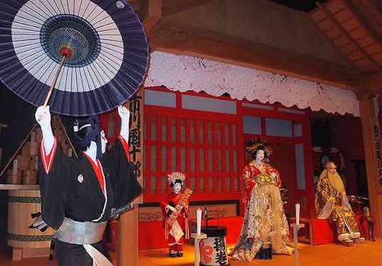 Japon tiyatrosu tarihi, bin yılı aşkın bir süre boyunca din, saray kültürü, halk eğlenceleri, savaşçı sınıfı, şehir yaşamı ve modernleşme gibi farklı toplumsal dinamiklerin etkisiyle şekillenmiş zengin bir sanat geleneğini ifade eder. Japonya'nın tiyatro kültürü yalnızca sahnede oynanan oyunlardan oluşmaz; müzik, dans, şiir, kukla, maske, ritüel, kostüm ve beden kullanımını bir araya getiren çok katmanlı bir yapıya sahiptir.