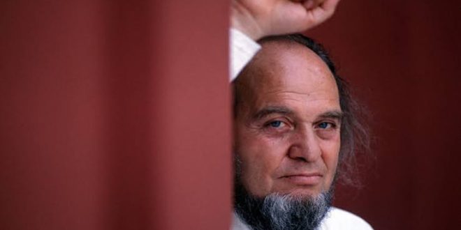 İtalyan sinemasının en aykırı ve tartışmalı yönetmenlerinden Marco Ferreri, modern toplumun birey üzerindeki etkilerini alışılmadık, sert ve zaman zaman provokatif bir anlatımla beyazperdeye taşıyan önemli bir sinemacıdır. Aile, evlilik, cinsellik, tüketim kültürü, erkeklik, kadınlık, yalnızlık, yaşlılık ve ölüm gibi konular Ferreri'nin sinemasının merkezinde yer alır.