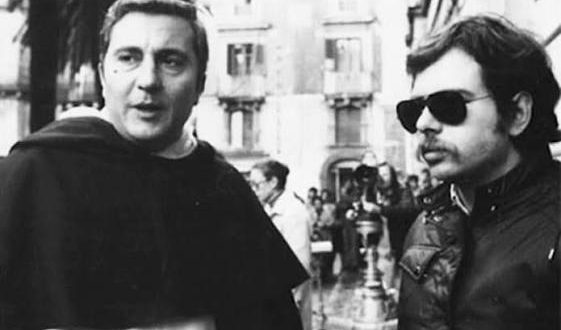 Salvatore Samperi, özellikle 1960'ların sonlarından 1980'lere kadar uzanan dönemde İtalyan sinemasında kendine özgü bir yer edinen yönetmen, senarist ve yapımcıdır. Toplumsal tabuları, cinsellik, aile ilişkileri, gençlik, sınıf farklılıkları ve geleneksel ahlak anlayışı gibi konuları tartışmalı ve provokatif bir üslupla beyaz perdeye taşıyan Samperi, İtalyan sinemasının en dikkat çekici yönetmenlerinden biri olarak kabul edilir.