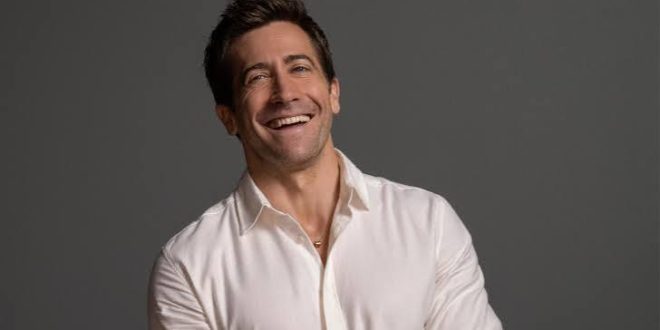Hollywood'un en dikkat çekici oyuncularından biri olan Jake Gyllenhaal, farklı türlerdeki yapımlarda gösterdiği başarılı performanslarla tanınan Amerikalı bir aktördür. Kariyeri boyunca romantik dramadan bilimkurguya, suç filmlerinden psikolojik gerilimlere ve aksiyona kadar çok farklı türlerde rol alan Gyllenhaal, özellikle karakterlerinin psikolojik yönlerini güçlü biçimde yansıtabilmesiyle öne çıkar.