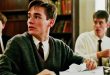 1989 yılında sinemaseverlerle buluşan Ölü Ozanlar Derneği (Dead Poets Society), yalnızca başarılı bir öğretmenin öğrencileri üzerindeki etkisini anlatan bir okul filmi değildir. Yönetmenliğini Peter Weir'in üstlendiği yapım; gençlik, eğitim, aile beklentileri, bireysellik, özgürlük, sanat ve yaşamın anlamı gibi evrensel konuları bir araya getirir. Senaryosu Tom Schulman tarafından yazılan film, özellikle Robin Williams'ın canlandırdığı sıra dışı İngilizce öğretmeni John Keating karakteriyle sinema tarihinin unutulmaz yapımları arasına girmiştir.