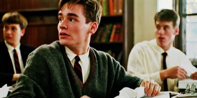 1989 yılında sinemaseverlerle buluşan Ölü Ozanlar Derneği (Dead Poets Society), yalnızca başarılı bir öğretmenin öğrencileri üzerindeki etkisini anlatan bir okul filmi değildir. Yönetmenliğini Peter Weir'in üstlendiği yapım; gençlik, eğitim, aile beklentileri, bireysellik, özgürlük, sanat ve yaşamın anlamı gibi evrensel konuları bir araya getirir. Senaryosu Tom Schulman tarafından yazılan film, özellikle Robin Williams'ın canlandırdığı sıra dışı İngilizce öğretmeni John Keating karakteriyle sinema tarihinin unutulmaz yapımları arasına girmiştir.