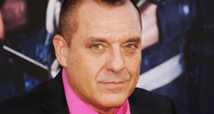 Amerikan sinemasının özellikle 1990'lı ve 2000'li yıllardaki önemli karakter oyuncularından biri olan Tom Sizemore, sert görünümlü karakterleri, suç filmlerindeki rolleri ve savaş sinemasındaki performanslarıyla tanınan Amerikalı aktördür.