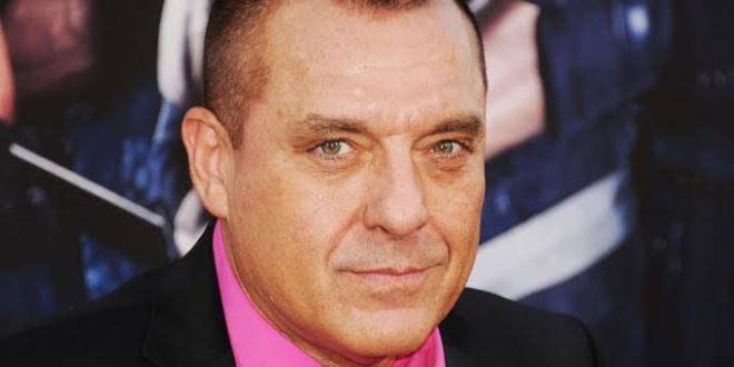 Amerikan sinemasının özellikle 1990'lı ve 2000'li yıllardaki önemli karakter oyuncularından biri olan Tom Sizemore, sert görünümlü karakterleri, suç filmlerindeki rolleri ve savaş sinemasındaki performanslarıyla tanınan Amerikalı aktördür.