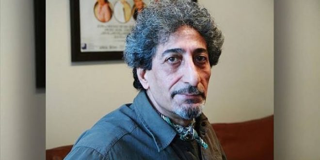Türk tiyatro ve sinemasının kendine özgü oyuncularından Ahmet Uğurlu, özellikle güçlü fiziksel performansı, karakter yaratmadaki özgünlüğü ve sahne deneyimini sinemaya taşıyabilmesiyle hatırlanan önemli sanatçılardan biridir. 2 Ağustos 1952'de Konya'da dünyaya gelen Uğurlu, oyunculuk kariyerine tiyatroyla başlamış, Devlet Tiyatroları bünyesinde uzun yıllar sahneye çıkmış ve daha sonra sinemada unutulmaz karakterlere hayat vermiştir.