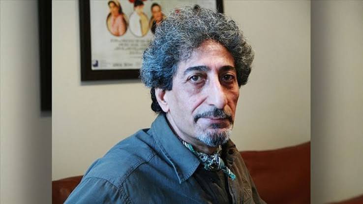 Türk tiyatro ve sinemasının kendine özgü oyuncularından Ahmet Uğurlu, özellikle güçlü fiziksel performansı, karakter yaratmadaki özgünlüğü ve sahne deneyimini sinemaya taşıyabilmesiyle hatırlanan önemli sanatçılardan biridir. 2 Ağustos 1952'de Konya'da dünyaya gelen Uğurlu, oyunculuk kariyerine tiyatroyla başlamış, Devlet Tiyatroları bünyesinde uzun yıllar sahneye çıkmış ve daha sonra sinemada unutulmaz karakterlere hayat vermiştir.