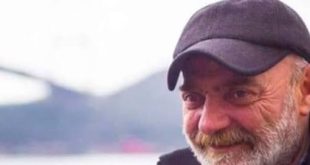 Mahmut Benek, Türk sinemasında özellikle Derviş Zaim imzalı Tabutta Rövaşata filmiyle tanınan oyuncu ve sanatçılardan biridir. Hakkında günümüzde oldukça sınırlı biyografik bilgi bulunması nedeniyle, Mahmut Benek'in yaşam öyküsünü bütün ayrıntılarıyla ortaya koymak kolay değildir. Buna rağmen 1990'lı yılların bağımsız Türk sineması açısından önemli bir yapımında yer alması, onun adını sinema tarihinin belirli bir dönemine bağlamaktadır.