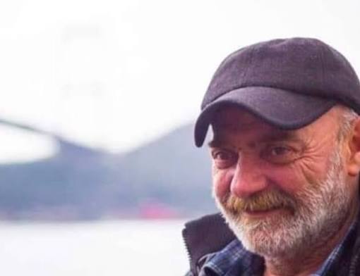 Mahmut Benek, Türk sinemasında özellikle Derviş Zaim imzalı Tabutta Rövaşata filmiyle tanınan oyuncu ve sanatçılardan biridir. Hakkında günümüzde oldukça sınırlı biyografik bilgi bulunması nedeniyle, Mahmut Benek'in yaşam öyküsünü bütün ayrıntılarıyla ortaya koymak kolay değildir. Buna rağmen 1990'lı yılların bağımsız Türk sineması açısından önemli bir yapımında yer alması, onun adını sinema tarihinin belirli bir dönemine bağlamaktadır.