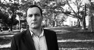 Christian Parenti, gazetecilik faaliyetleri, araştırmacı yazarlığı ve akademik çalışmalarıyla tanınan Amerikalı bir gazeteci ve yazardır. Kariyeri boyunca savaşlar, toplumsal eşitsizlik, ceza adaleti, devlet politikaları, gözetim sistemleri, ekonomik tarih ve iklim değişikliği gibi farklı alanlarda çalışmalar gerçekleştiren Parenti, özellikle karmaşık toplumsal sorunları tarihsel ve ekonomik bağlamlarıyla ele almasıyla dikkat çekmiştir.