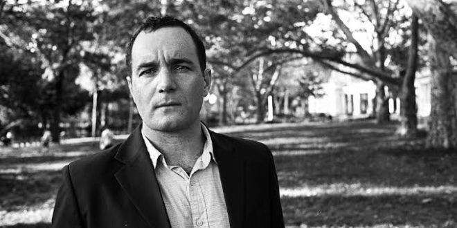 Christian Parenti, gazetecilik faaliyetleri, araştırmacı yazarlığı ve akademik çalışmalarıyla tanınan Amerikalı bir gazeteci ve yazardır. Kariyeri boyunca savaşlar, toplumsal eşitsizlik, ceza adaleti, devlet politikaları, gözetim sistemleri, ekonomik tarih ve iklim değişikliği gibi farklı alanlarda çalışmalar gerçekleştiren Parenti, özellikle karmaşık toplumsal sorunları tarihsel ve ekonomik bağlamlarıyla ele almasıyla dikkat çekmiştir.