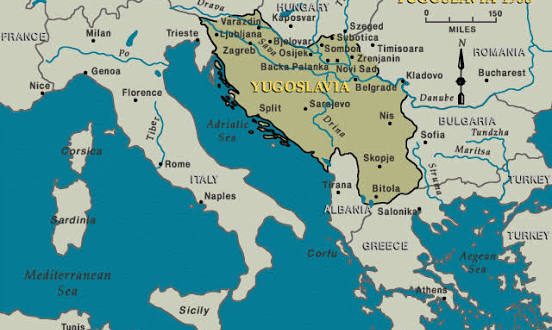 Yugoslavya'nın dağılması, Avrupa'nın yakın tarihindeki en karmaşık siyasi dönüşümlerden biri olarak kabul edilir. Bir dönem farklı milletleri, dilleri ve dinleri aynı federal devlet içerisinde bir arada tutan Yugoslavya, 1990'lı yıllara gelindiğinde siyasi anlaşmazlıkların, ekonomik sorunların ve milliyetçi hareketlerin etkisiyle parçalanmaya başladı. Süreç yalnızca devlet sınırlarının değişmesiyle sonuçlanmadı; Hırvatistan, Bosna-Hersek ve Kosova'da savaşlara, kitlesel göçlere ve ağır insani kayıplara da yol açtı.