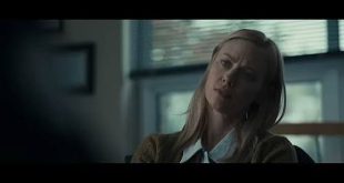Deborah Ann Woll, özellikle True Blood ve Daredevil gibi televizyon dizilerindeki başarılı performanslarıyla tanınan Amerikalı oyuncudur. Kırmızı saçları, güçlü ekran enerjisi ve canlandırdığı karakterlere kattığı derinlikle dikkat çeken Woll, kariyeri boyunca fantastik dramadan süper kahraman yapımlarına, suç dizilerinden bağımsız filmlere kadar farklı türlerde rol aldı.