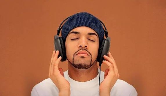 Craig David, modern İngiliz pop ve R&B müziğinin en başarılı isimlerinden biri olarak kabul edilen şarkıcı, söz yazarı, yapımcı ve müzisyendir. Kendine özgü vokal tekniği, duygusal şarkı sözleri, UK garage, R&B, pop ve soul türlerini harmanlayan müzikal tarzı sayesinde 2000'li yılların başında uluslararası bir yıldız hâline gelmiştir.
