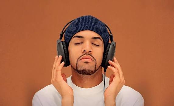 Craig David, modern İngiliz pop ve R&B müziğinin en başarılı isimlerinden biri olarak kabul edilen şarkıcı, söz yazarı, yapımcı ve müzisyendir. Kendine özgü vokal tekniği, duygusal şarkı sözleri, UK garage, R&B, pop ve soul türlerini harmanlayan müzikal tarzı sayesinde 2000'li yılların başında uluslararası bir yıldız hâline gelmiştir.