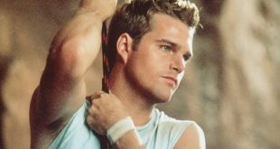 Chris O'Donnell, özellikle 1990'lı yıllarda Hollywood'un genç yıldızları arasında öne çıkan, romantik dramadan aksiyona, komediden televizyon dizilerine kadar farklı türlerde rol alan Amerikalı oyuncudur. Yakışıklı görünümü, doğal oyunculuğu ve sakin ekran enerjisiyle tanınan O'Donnell, kariyerinin önemli bir döneminde gençlik filmlerinin aranan yüzlerinden biri olurken daha sonra televizyon dünyasında da güçlü bir yer edinmiştir.