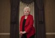 Amerikan sinemasının deneyimli karakter oyuncularından June Squibb, özellikle ileri yaşlarda gerçekleştirdiği dikkat çekici performanslarla geniş kitlelerin beğenisini kazanmış önemli bir aktristir. Uzun yıllar boyunca tiyatro, televizyon ve sinemada çalışan Squibb, kariyerinin ilerleyen döneminde aldığı güçlü roller sayesinde uluslararası ölçekte tanınmıştır.