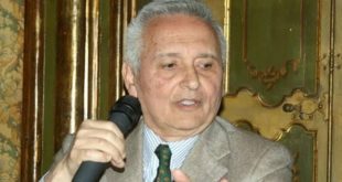Alfio Caruso, İtalya'nın yakın tarihini, savaş dönemlerini, Sicilya'nın toplumsal yapısını, mafyayı ve siyasi gelişmeleri eserlerinin merkezine taşıyan İtalyan gazeteci ve yazardır. 17 Mart 1950 tarihinde Sicilya'nın Catania kentinde doğan Caruso, uzun yıllara yayılan gazetecilik kariyerinin ardından tarih araştırmaları ve edebiyat alanında çok sayıda kitaba imza atmıştır.