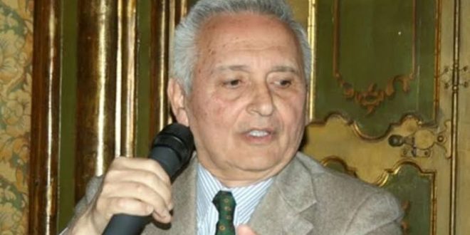Alfio Caruso, İtalya'nın yakın tarihini, savaş dönemlerini, Sicilya'nın toplumsal yapısını, mafyayı ve siyasi gelişmeleri eserlerinin merkezine taşıyan İtalyan gazeteci ve yazardır. 17 Mart 1950 tarihinde Sicilya'nın Catania kentinde doğan Caruso, uzun yıllara yayılan gazetecilik kariyerinin ardından tarih araştırmaları ve edebiyat alanında çok sayıda kitaba imza atmıştır.