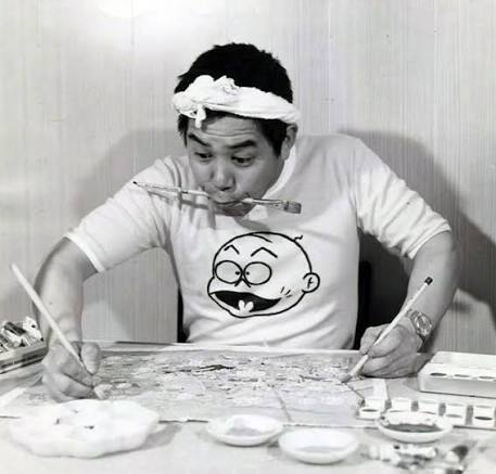 Fujio Akatsuka, Japon manga tarihinin mizah alanında iz bırakan en önemli sanatçılarından biridir. Özellikle Osomatsu-kun, Tensai Bakabon, Himitsu no Akko-chan ve Mōretsu Atarō gibi eserleriyle tanınan Akatsuka, Japonya'da gag manga türünün gelişmesinde öncü bir rol üstlenmiştir. Absürt olaylar, sıra dışı karakterler, fiziksel komedi ve gündelik hayatın tuhaflıklarını bir araya getiren anlatımı sayesinde uzun yıllar boyunca geniş bir okuyucu kitlesine ulaşmıştır.