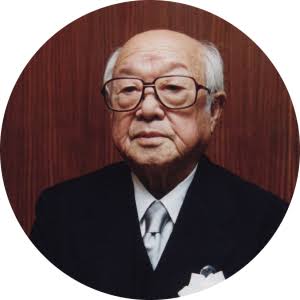 Japon manga tarihinin gelişiminde önemli rol oynayan sanatçılardan biri olan Ryūichi Yokoyama, yalnızca başarılı bir mangaka değil, aynı zamanda karikatürist, illüstratör ve animasyon yapımcısı olarak da öne çıkar. 20. yüzyıl Japonya'sında çizgi sanatının geçirdiği büyük dönüşüme tanıklık eden Yokoyama, özellikle Fuku-chan karakteriyle geniş kitlelere ulaşmış, daha sonra animasyon alanına yönelerek Japon televizyon animasyonunun gelişiminde öncü girişimlerde bulunmuştur.