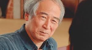 Tadashi Suzuki, modern Japon tiyatrosunun uluslararası ölçekte tanınmasını sağlayan en önemli yönetmen, tiyatro kuramcıları ve oyuncu eğitmenlerinden biridir. 1939'da Japonya'da dünyaya gelen Suzuki, özellikle oyuncunun bedenini, nefesini, sesini ve sahneyle kurduğu fiziksel ilişkiyi merkeze alan Suzuki Metodu ile tanınır.