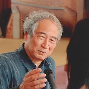 Tadashi Suzuki, modern Japon tiyatrosunun uluslararası ölçekte tanınmasını sağlayan en önemli yönetmen, tiyatro kuramcıları ve oyuncu eğitmenlerinden biridir. 1939'da Japonya'da dünyaya gelen Suzuki, özellikle oyuncunun bedenini, nefesini, sesini ve sahneyle kurduğu fiziksel ilişkiyi merkeze alan Suzuki Metodu ile tanınır.