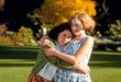 Cennet Yaratıkları (Heavenly Creatures), 1994 yılında Yeni Zelanda'da çekilen ve yönetmen Peter Jackson'ın kariyerinde önemli bir kırılma noktası oluşturan sıra dışı bir dram filmidir. Gerçek bir olaydan esinlenen yapım; ergenlik, arkadaşlık, hayal gücü, aile baskısı, özgürlük arzusu ve gerçeklikle fantezi arasındaki sınırların giderek belirsizleşmesi üzerine yoğunlaşır. Başrollerini daha sonra dünya sinemasının önemli oyuncuları arasına girecek Kate Winslet ile Melanie Lynskey'nin paylaştığı film, iki genç oyuncunun sinemadaki ilk önemli adımı olması açısından da özel bir yere sahiptir.