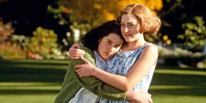 Cennet Yaratıkları (Heavenly Creatures), 1994 yılında Yeni Zelanda'da çekilen ve yönetmen Peter Jackson'ın kariyerinde önemli bir kırılma noktası oluşturan sıra dışı bir dram filmidir. Gerçek bir olaydan esinlenen yapım; ergenlik, arkadaşlık, hayal gücü, aile baskısı, özgürlük arzusu ve gerçeklikle fantezi arasındaki sınırların giderek belirsizleşmesi üzerine yoğunlaşır. Başrollerini daha sonra dünya sinemasının önemli oyuncuları arasına girecek Kate Winslet ile Melanie Lynskey'nin paylaştığı film, iki genç oyuncunun sinemadaki ilk önemli adımı olması açısından da özel bir yere sahiptir.