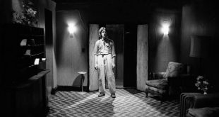 David Lynch’in ilk uzun metrajlı filmi Eraserhead, 1977 yılında izleyiciyle buluştuğunda alışılmış sinema anlatılarının oldukça dışında duran, karanlık ve deneysel bir yapıyla dikkat çekti. Aradan geçen yıllar içinde film, yalnızca Lynch sinemasının başlangıç noktalarından biri olarak değil, aynı zamanda Amerikan bağımsız sinemasının en etkileyici kült yapımlarından biri olarak değerlendirildi. Eraserhead, kolay açıklanan bir hikâye anlatmak yerine seyircisini huzursuz edici bir atmosferin içine çeken, görüntüleri ve sesleriyle anlam üreten sıra dışı bir film.