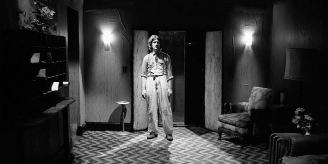 David Lynch’in ilk uzun metrajlı filmi Eraserhead, 1977 yılında izleyiciyle buluştuğunda alışılmış sinema anlatılarının oldukça dışında duran, karanlık ve deneysel bir yapıyla dikkat çekti. Aradan geçen yıllar içinde film, yalnızca Lynch sinemasının başlangıç noktalarından biri olarak değil, aynı zamanda Amerikan bağımsız sinemasının en etkileyici kült yapımlarından biri olarak değerlendirildi. Eraserhead, kolay açıklanan bir hikâye anlatmak yerine seyircisini huzursuz edici bir atmosferin içine çeken, görüntüleri ve sesleriyle anlam üreten sıra dışı bir film.