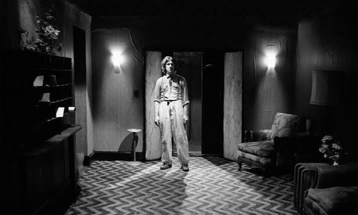 David Lynch’in ilk uzun metrajlı filmi Eraserhead, 1977 yılında izleyiciyle buluştuğunda alışılmış sinema anlatılarının oldukça dışında duran, karanlık ve deneysel bir yapıyla dikkat çekti. Aradan geçen yıllar içinde film, yalnızca Lynch sinemasının başlangıç noktalarından biri olarak değil, aynı zamanda Amerikan bağımsız sinemasının en etkileyici kült yapımlarından biri olarak değerlendirildi. Eraserhead, kolay açıklanan bir hikâye anlatmak yerine seyircisini huzursuz edici bir atmosferin içine çeken, görüntüleri ve sesleriyle anlam üreten sıra dışı bir film.