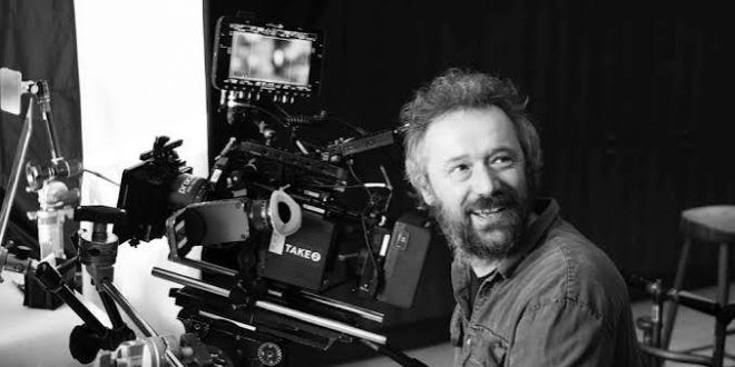 David Miller, özellikle 20. yüzyıl Amerikan sinemasında farklı türlerde çalışmış, kariyerini uzun yıllara yaymış yönetmenlerden biridir. Hollywood'un klasik stüdyo döneminde sinema sektörüne adım atan Miller; drama, suç, gerilim, macera ve komedi gibi farklı alanlarda filmler yönetti. Yönetmenlik kariyerinin yanı sıra televizyon çalışmalarında da görev alan sinemacı, özellikle Billy the Kid, Midnight Lace, Lonely Are the Brave ve The Monkey's Uncle gibi yapımlarla tanındı.