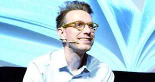 Daniel Tammet, insan zihninin sıra dışı işleyişini eserlerine taşıyan İngiliz yazar, şair, denemeci, çevirmen ve eğitimcilerden biridir. Özellikle otizm, sinestezi, matematik, hafıza ve dil üzerine yaptığı çalışmalarla tanınan Tammet, kendi yaşam deneyimlerini edebiyatla buluşturarak uluslararası bir okuyucu kitlesine ulaşmıştır.