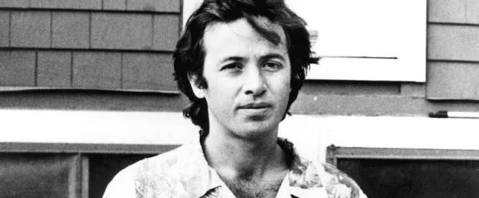 Ry Cooder, gitaristliği, besteciliği, prodüktörlüğü ve müzik araştırmacılığıyla 20. ve 21. yüzyıl müzik dünyasının kendine özgü sanatçılarından biridir. Blues, folk, country, gospel, rock, R&B ve Latin müziği gibi farklı türleri bir araya getiren Cooder, özellikle slide gitar tekniğindeki ustalığıyla tanınır. Ancak onu asıl farklılaştıran özellik, müziği yalnızca bir performans alanı olarak görmemesidir.