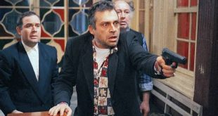 1997 yapımı Masumiyet, Türk sinemasının karanlık, sert ve gerçekçi damarını en güçlü biçimde temsil eden filmlerden biridir. Yönetmenliğini ve yapımcılığını Zeki Demirkubuz’un üstlendiği yapım; aşk, bağımlılık, yalnızlık, çaresizlik, suçluluk ve insanın kendi kaderinden kaçamaması gibi temaları son derece yalın bir anlatımla ele alır.