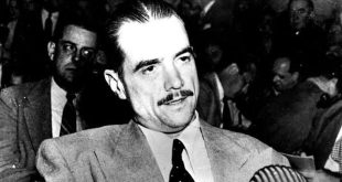 Howard Hughes, sahip olduğu serveti farklı sektörlerdeki cesur yatırımlara dönüştüren, havacılık tarihine damga vuran ve Hollywood'da yapımcı olarak iz bırakan çok yönlü bir iş insanıdır. Onun hayatı; teknolojiye duyulan merak, büyük riskler, mühendislik projeleri, sinema dünyası, uçuş rekorları ve yıllar içinde giderek büyüyen bir gizemle şekillenmiştir.