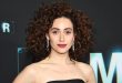 Emmy Rossum, oyunculuk kariyerinin yanı sıra şarkıcılık, yönetmenlik ve yapımcılık çalışmalarıyla da tanınan Amerikalı sanatçıdır. Çocukluk döneminde opera sahnesiyle tanışan Rossum, klasik müzik eğitiminin ardından sinema ve televizyon dünyasına geçiş yaparak farklı türlerdeki projelerde kendisini göstermiştir. Özellikle The Phantom of the Opera filmindeki Christine Daaé ve Shameless dizisindeki Fiona Gallagher rolleri, onun kariyerinin en önemli dönüm noktaları arasında yer alır.