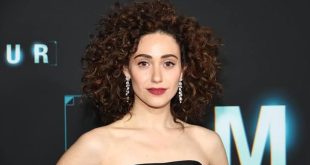 Emmy Rossum, oyunculuk kariyerinin yanı sıra şarkıcılık, yönetmenlik ve yapımcılık çalışmalarıyla da tanınan Amerikalı sanatçıdır. Çocukluk döneminde opera sahnesiyle tanışan Rossum, klasik müzik eğitiminin ardından sinema ve televizyon dünyasına geçiş yaparak farklı türlerdeki projelerde kendisini göstermiştir. Özellikle The Phantom of the Opera filmindeki Christine Daaé ve Shameless dizisindeki Fiona Gallagher rolleri, onun kariyerinin en önemli dönüm noktaları arasında yer alır.