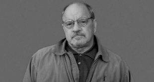 Amerikan sinemasında bazı isimler yalnızca yönettikleri ya da senaryosunu yazdıkları filmlerle değil, sinemaya kazandırdıkları düşünsel yaklaşım ile de iz bırakır. Paul Schrader, bu isimlerin başında gelir. Senarist, yönetmen, sinema eleştirmeni ve kuramcı kimliklerini bir arada taşıyan Schrader; özellikle yalnızlık, suçluluk, inanç, yabancılaşma, şiddet, kefaret ve varoluşsal bunalım gibi temaları işleyen filmleriyle tanınır.