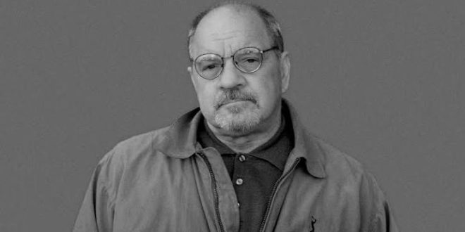 Amerikan sinemasında bazı isimler yalnızca yönettikleri ya da senaryosunu yazdıkları filmlerle değil, sinemaya kazandırdıkları düşünsel yaklaşım ile de iz bırakır. Paul Schrader, bu isimlerin başında gelir. Senarist, yönetmen, sinema eleştirmeni ve kuramcı kimliklerini bir arada taşıyan Schrader; özellikle yalnızlık, suçluluk, inanç, yabancılaşma, şiddet, kefaret ve varoluşsal bunalım gibi temaları işleyen filmleriyle tanınır.