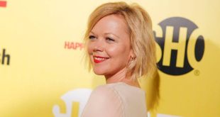 Emily Bergl, sinema, televizyon ve tiyatro sahnesinde birbirinden farklı karakterlere hayat vermiş, özellikle Amerikan televizyon dizilerindeki performanslarıyla tanınan başarılı bir oyuncudur. Kariyerinin ilk büyük çıkışını 1999 yapımı The Rage: Carrie 2 filmiyle gerçekleştiren Bergl, zaman içerisinde korku, drama, komedi, suç ve dönem yapımı gibi farklı türlerde rol alarak oyunculuk alanındaki çeşitliliğini ortaya koymuştur.