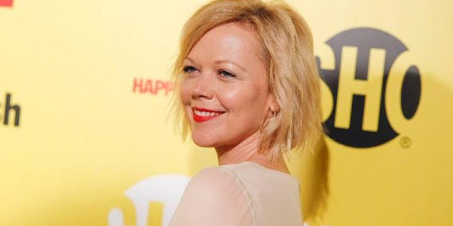 Emily Bergl, sinema, televizyon ve tiyatro sahnesinde birbirinden farklı karakterlere hayat vermiş, özellikle Amerikan televizyon dizilerindeki performanslarıyla tanınan başarılı bir oyuncudur. Kariyerinin ilk büyük çıkışını 1999 yapımı The Rage: Carrie 2 filmiyle gerçekleştiren Bergl, zaman içerisinde korku, drama, komedi, suç ve dönem yapımı gibi farklı türlerde rol alarak oyunculuk alanındaki çeşitliliğini ortaya koymuştur.