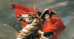 Napolyon Bonapart, Avrupa tarihinin en etkili ve tartışmalı siyasi ve askeri liderlerinden biridir. 1769 yılında Korsika'da dünyaya gelen Napolyon, Fransız Devrimi'nin yarattığı büyük siyasi dönüşüm ortamında hızla yükselmiş, başarılı askeri seferleri sayesinde Fransa'nın en güçlü isimlerinden biri haline gelmiştir. 1804 yılında kendisini Fransa İmparatoru ilan eden Napolyon Bonapart, yaklaşık on yıl boyunca Avrupa'nın siyasi haritasını değiştiren savaşlara öncülük etmiştir.