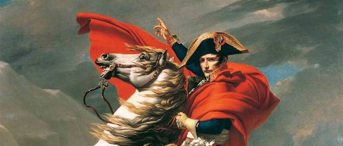 Napolyon Bonapart, Avrupa tarihinin en etkili ve tartışmalı siyasi ve askeri liderlerinden biridir. 1769 yılında Korsika'da dünyaya gelen Napolyon, Fransız Devrimi'nin yarattığı büyük siyasi dönüşüm ortamında hızla yükselmiş, başarılı askeri seferleri sayesinde Fransa'nın en güçlü isimlerinden biri haline gelmiştir. 1804 yılında kendisini Fransa İmparatoru ilan eden Napolyon Bonapart, yaklaşık on yıl boyunca Avrupa'nın siyasi haritasını değiştiren savaşlara öncülük etmiştir.
